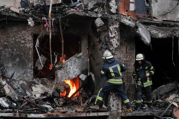 Bomberos apagando las llamas de edificio atacado por las fuerzas rusas en Kiev, Ucrania / Foto: EFE