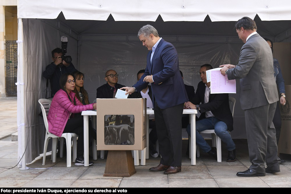 Duque votando