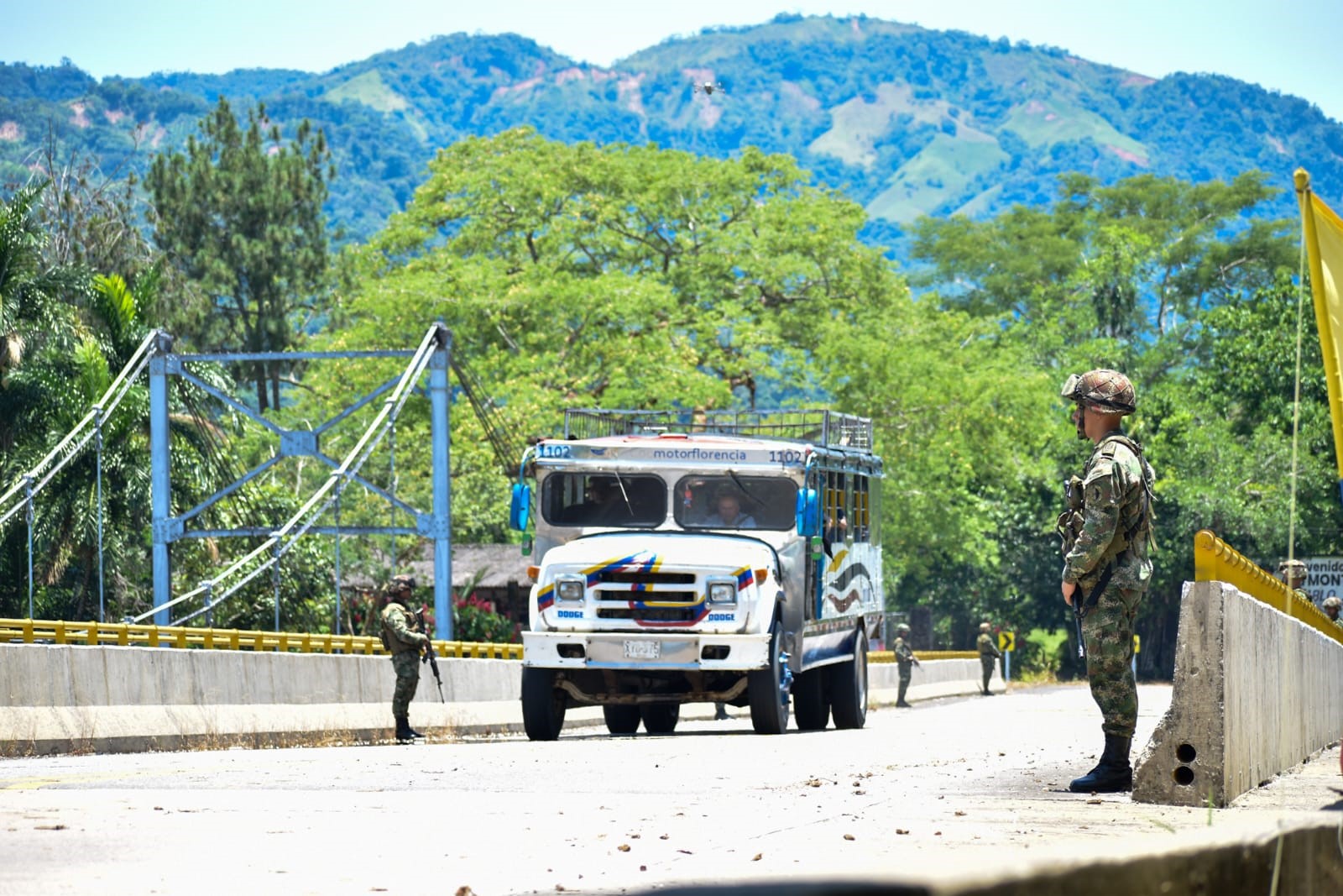 SOLDADOS EN LAS VÍAS DE COLOMBIA