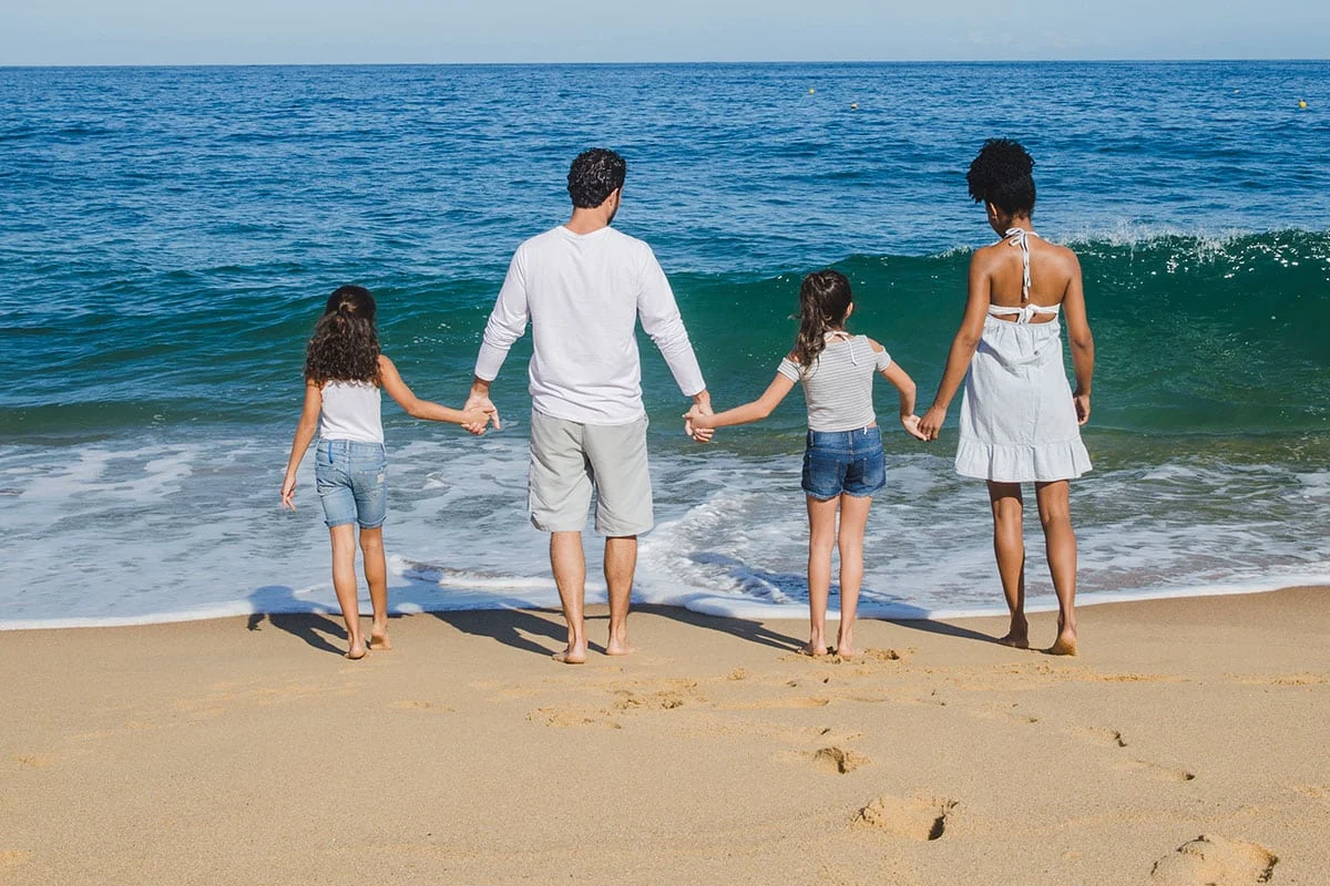 Niños en vacaciones junto a sus padres. 