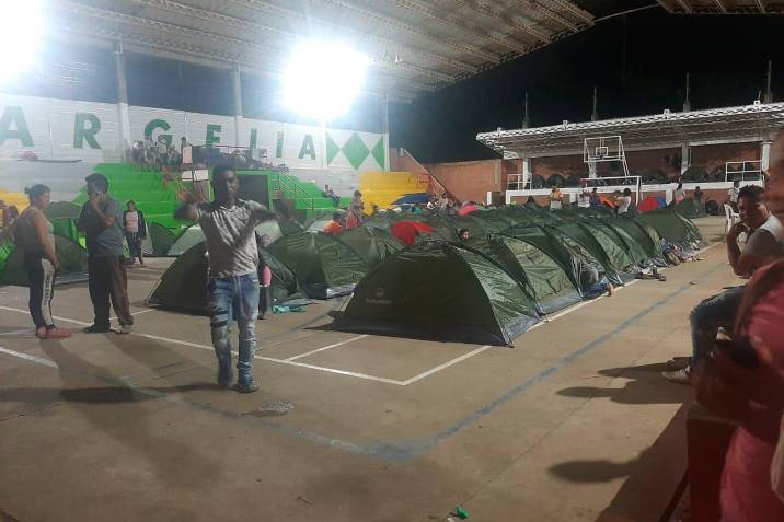 Desplazados en Argelia llegaron al coliseo/Vanguardia