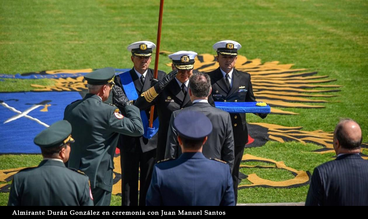 FOTO ALMIRANTE DURAN GONZALEZ EN CEREMONIA CON JUAN MANUEL SANTOS CUANDO LO NOMBRO COMANDANTE DE LA ARMADA