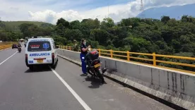 Mujer se lanzó con su hijo de un puente en Ibagué