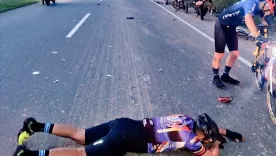 Ocho ciclista lesionados por camioneta que huyó tras el accidente