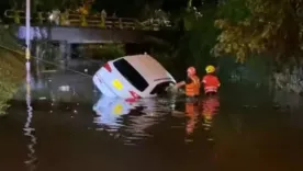 CARRO INUNDADO EN MEDELLÍN