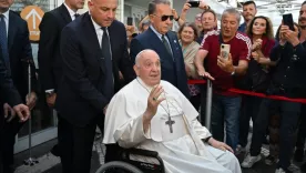 PAPA FRANCISCO SALE DEL HOSPITAL