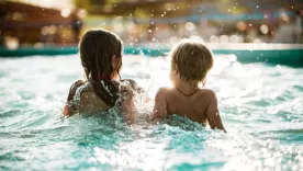 NIÑA EN PISCINA