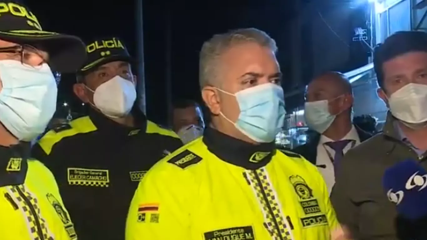 Presidente Iván Duque portando el uniforme de la Policía Nacional