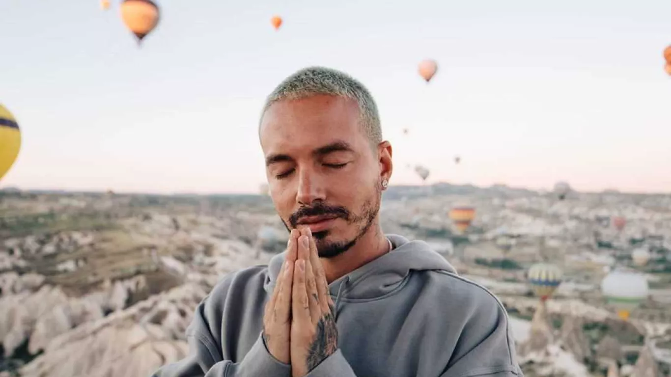 J Balvin causó furor en las redes sociales con la primera fotografía de el junto a su hijo