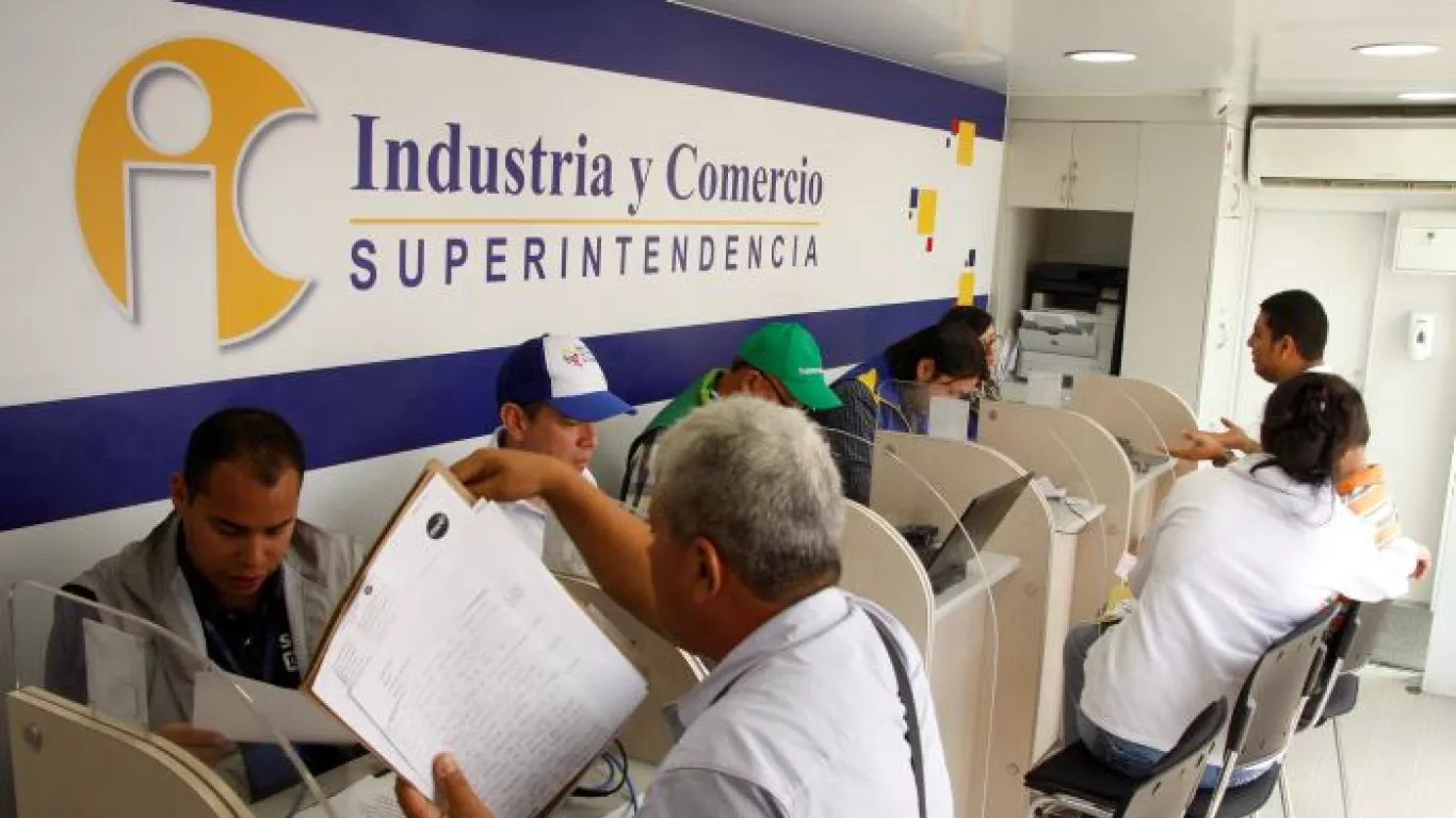 SuperIndustria formula cargos contra operadores móviles