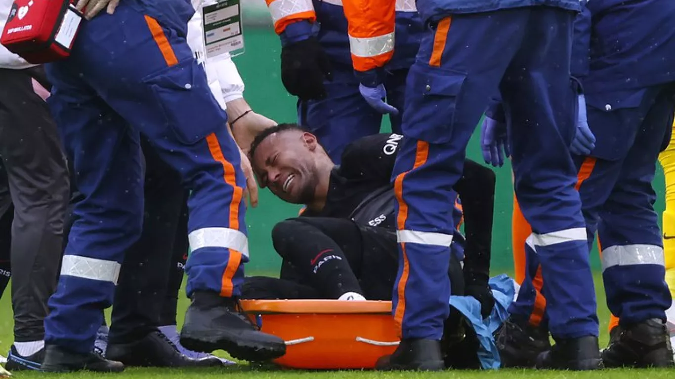 Neymar sufre fuerte lesión en el partido del Paris Saint German ante el Saint-Etienne