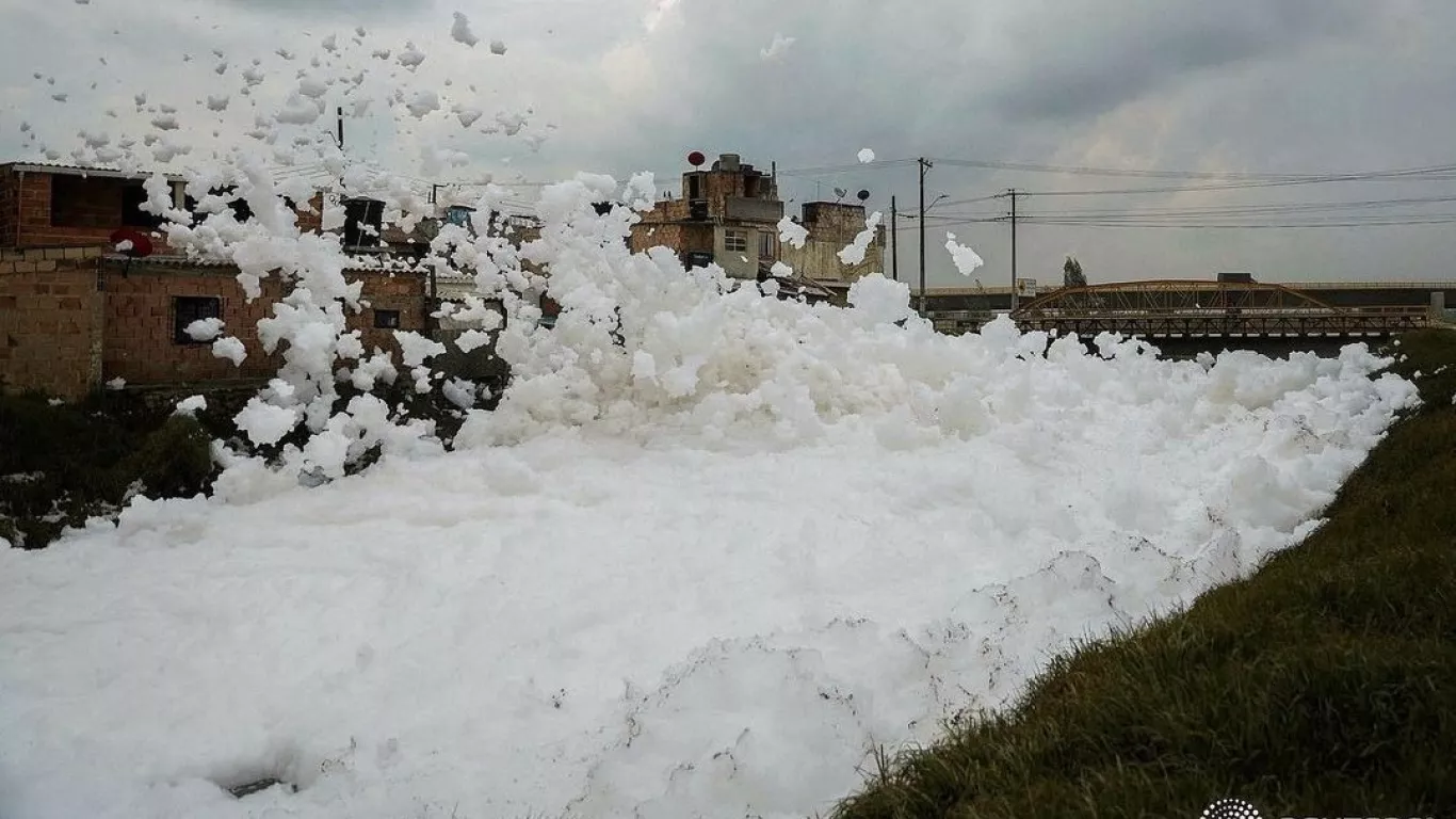 Emergencia por espuma tóxica que invade Mosquera, Cundinamarca