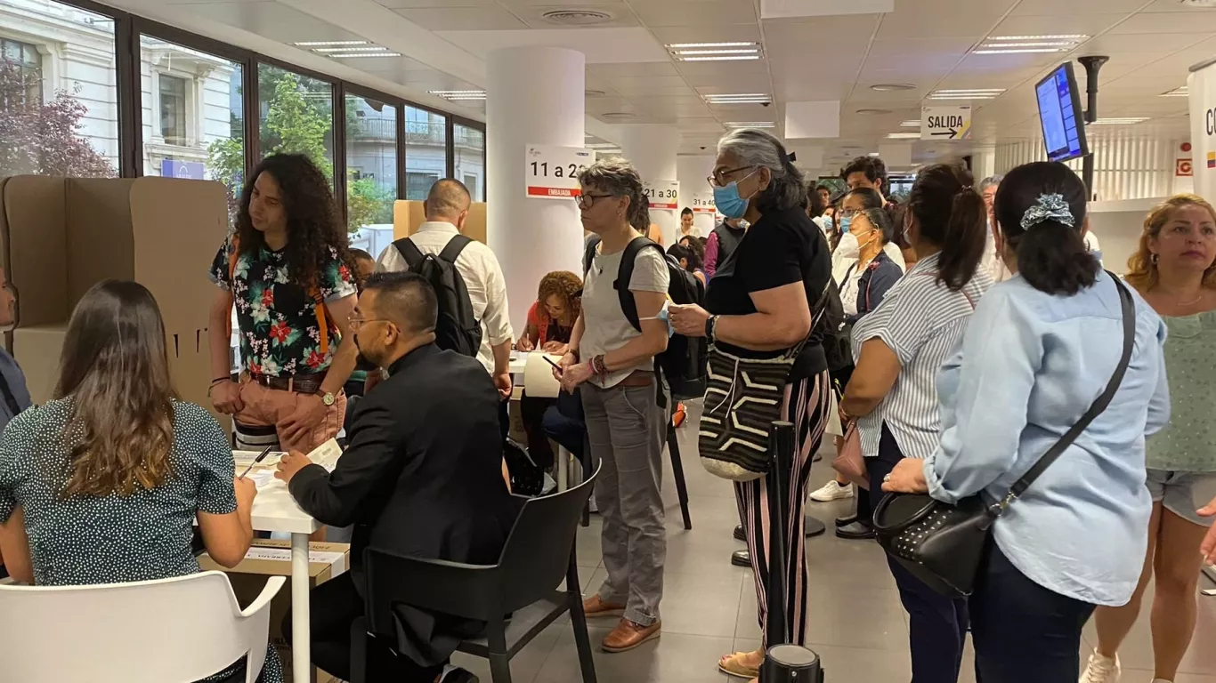 Colombianos votando en el exterior