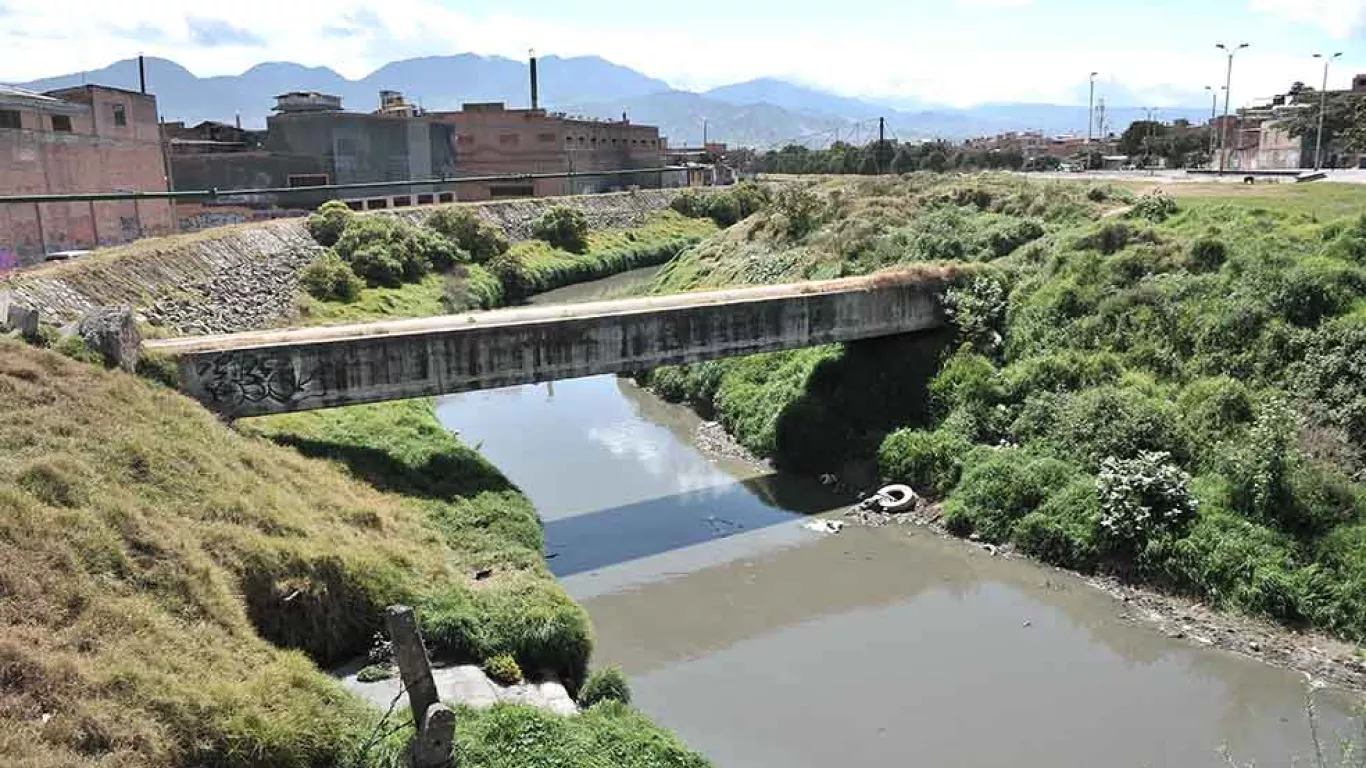 Hallan cadáver con signos de tortura en Río de Bogotá