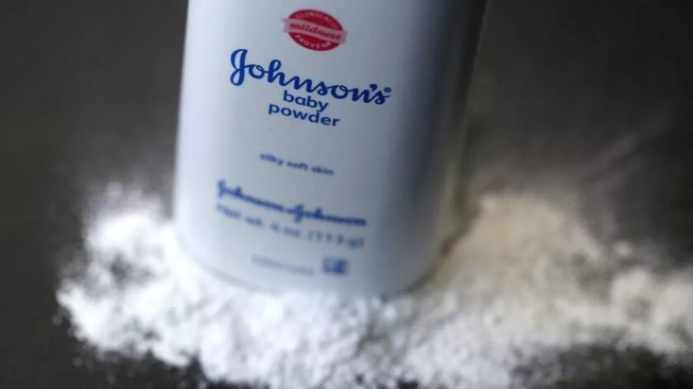 Johnson & Johnson suspende la venta de sus polvos de talco