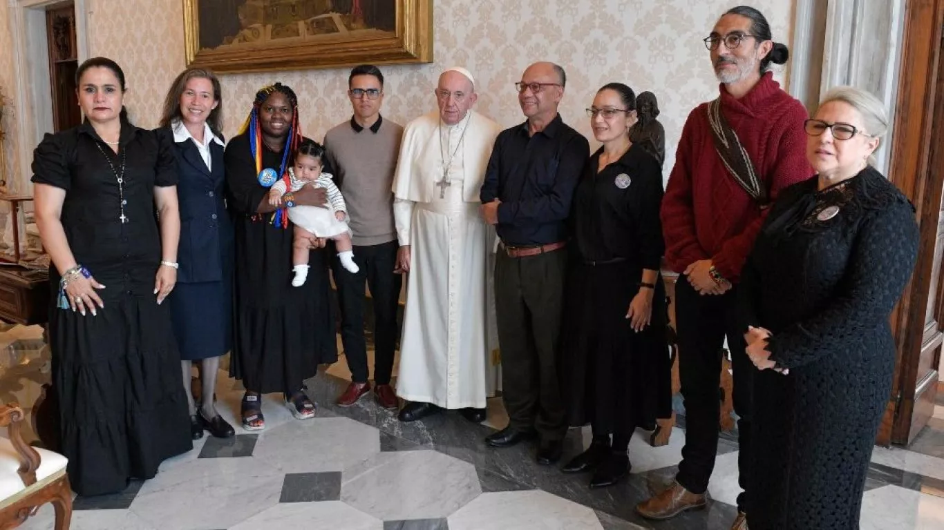 COLOMBIANOS REUNIDOS CON EL PAPA