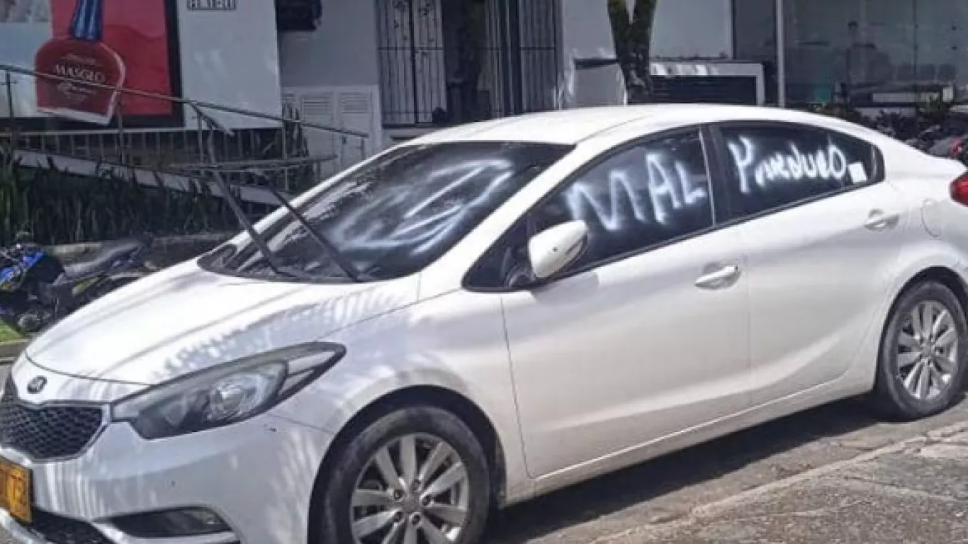 Furioso pintó carro de mujer que parqueó frente a su casa