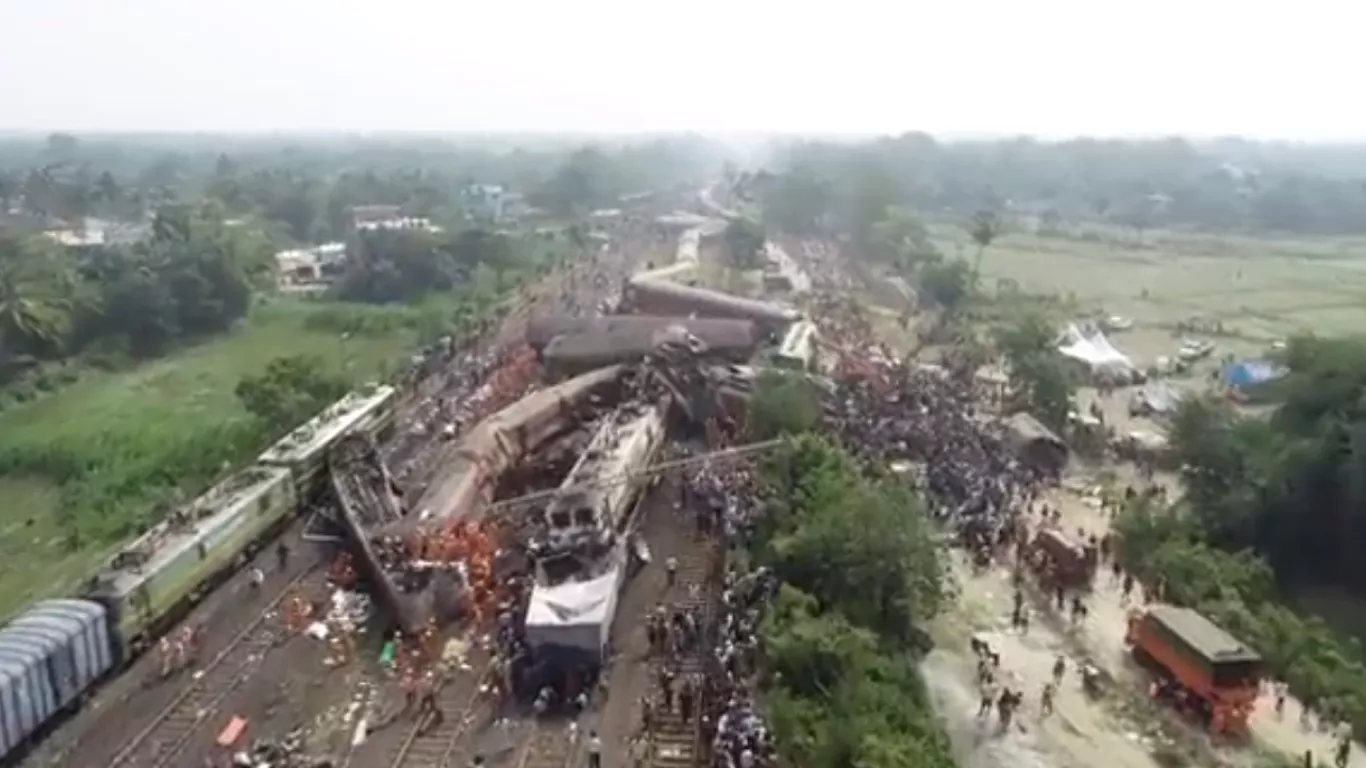 ACCIDENTE DE TRENES INDIA