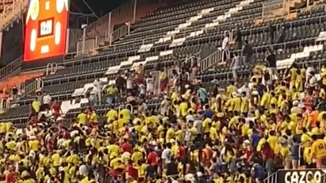 Hinchas colombianos protagonizaron vergonzoso hecho