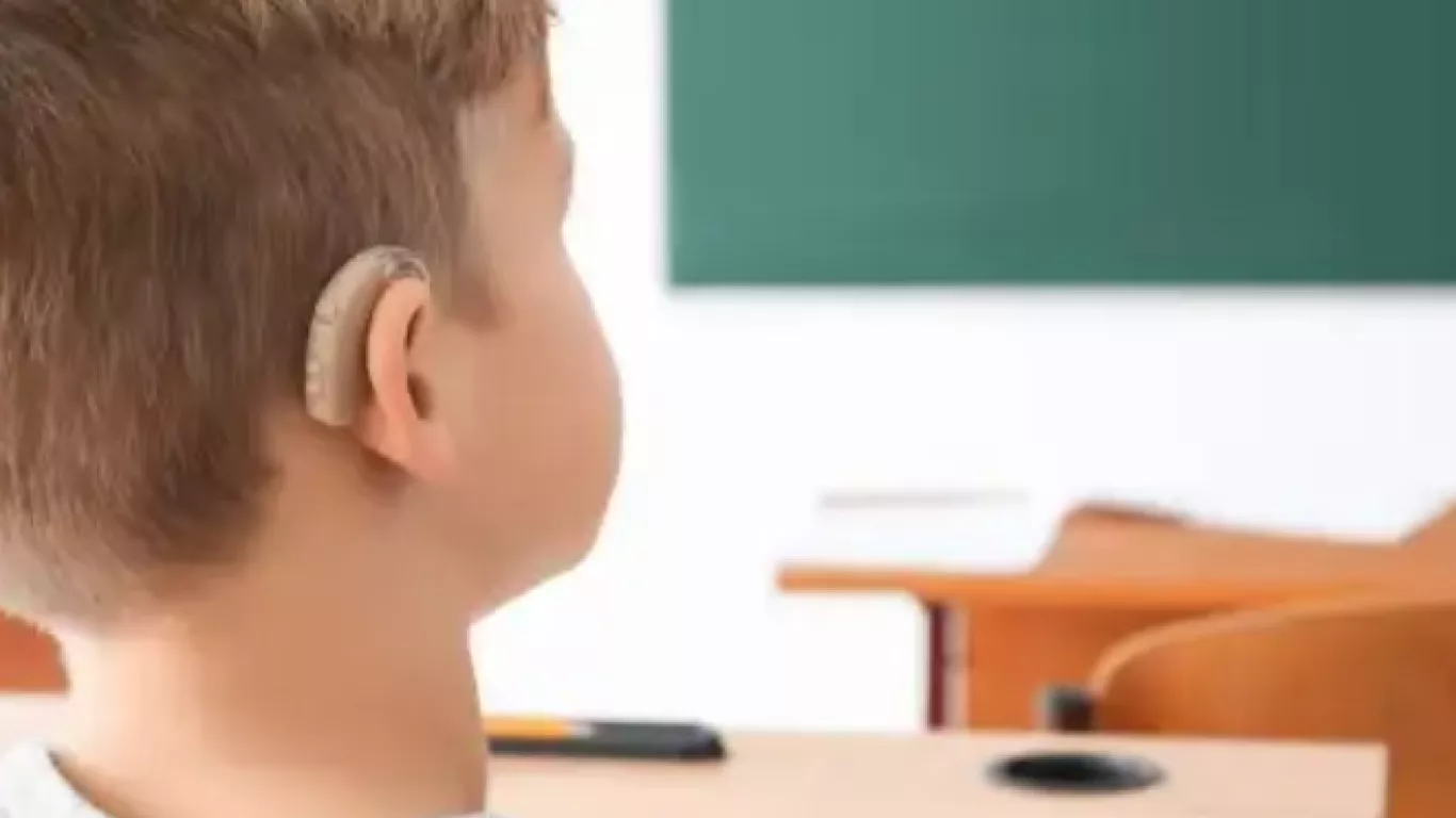 Niño con discapacidad auditiva