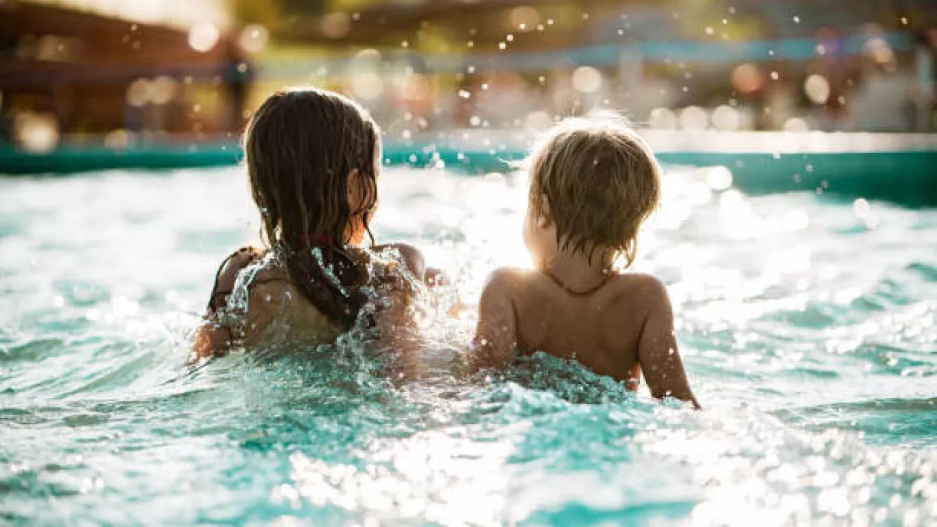 NIÑA EN PISCINA