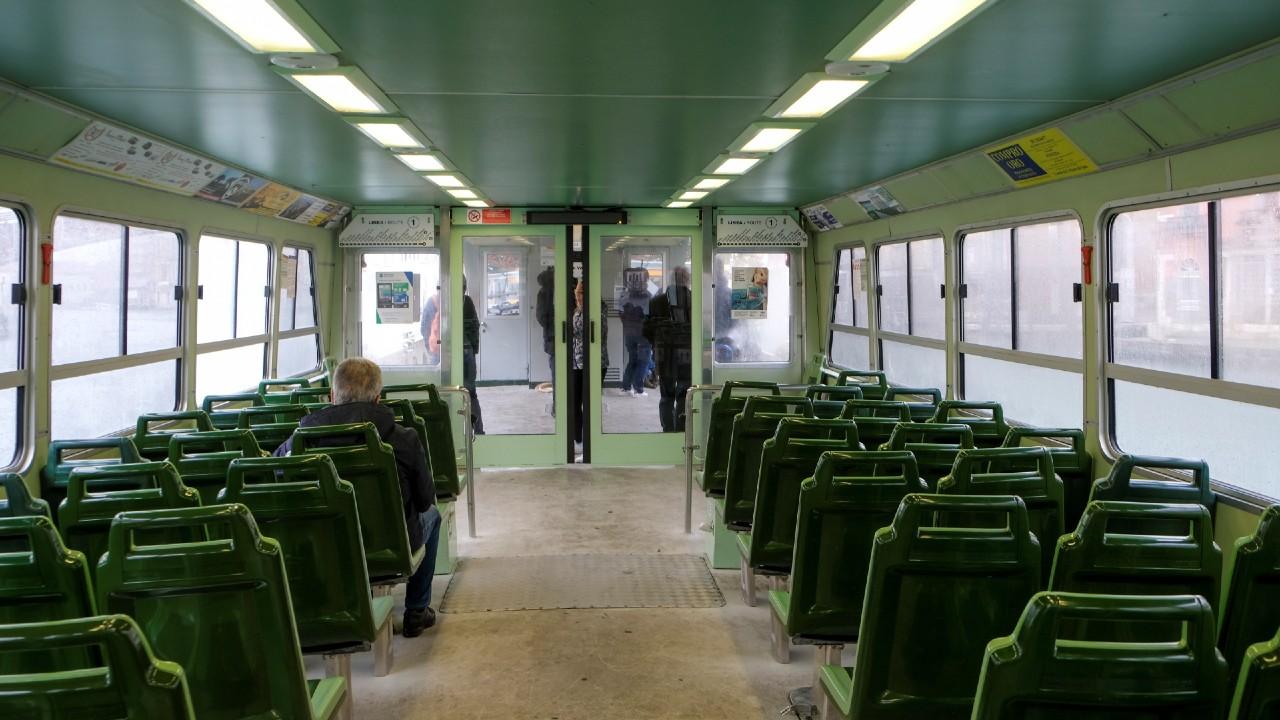 Metro de Venecia con muy pocas personas