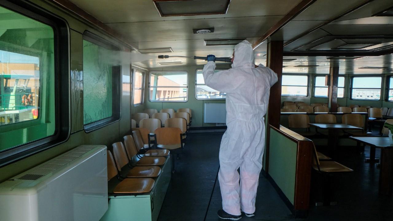 Personal limpiando el metro de Venecia